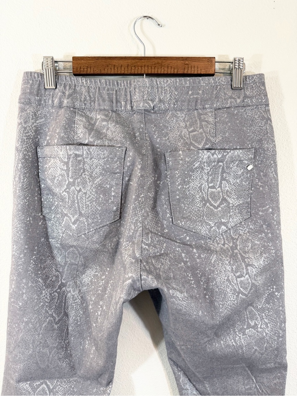 Bevy Flog Metallic Gray Snake Print Pull On Pants Size 30 Stretch Waist Designer - Picture 6 of 10
